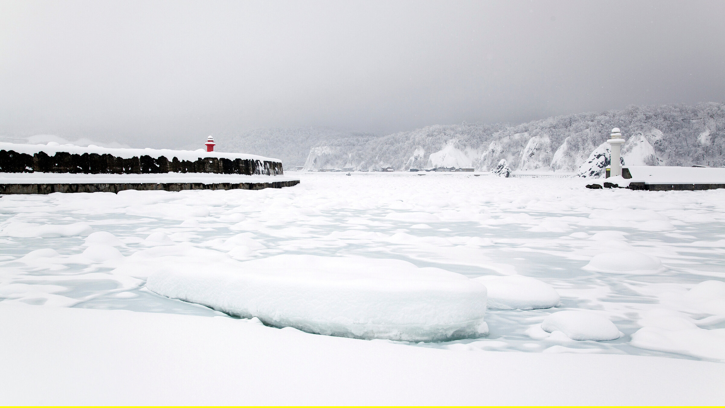 "mareTV: Hokkaido": Winter im äußersten Osten Hokkaidos. Das Treibeis türmt sich jedes Jahr zu einer dicken Schicht und bringt den Schiffsverkehr zum Erliegen.