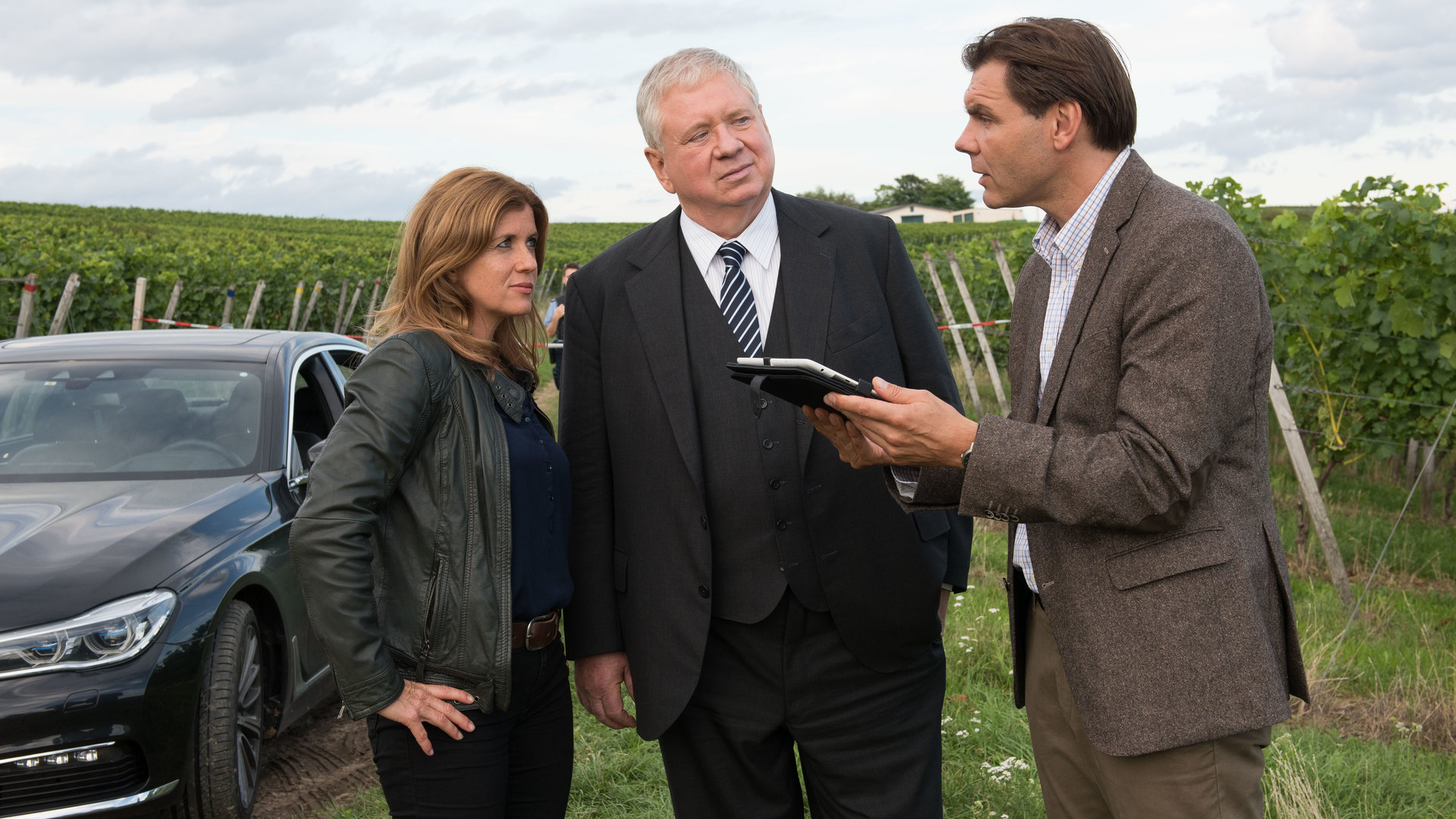 "Der Staatsanwalt – Nachts im Weinberg“: Kerstin Klar (Fiona Coors), Bernd Reuther (Rainer Hunold) und Professor Fischer (Max Hopp) in den Weinbergen .