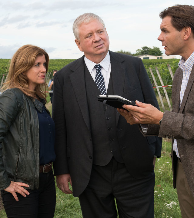 "Der Staatsanwalt – Nachts im Weinberg“: Kerstin Klar (Fiona Coors), Bernd Reuther (Rainer Hunold) und Professor Fischer (Max Hopp) in den Weinbergen .