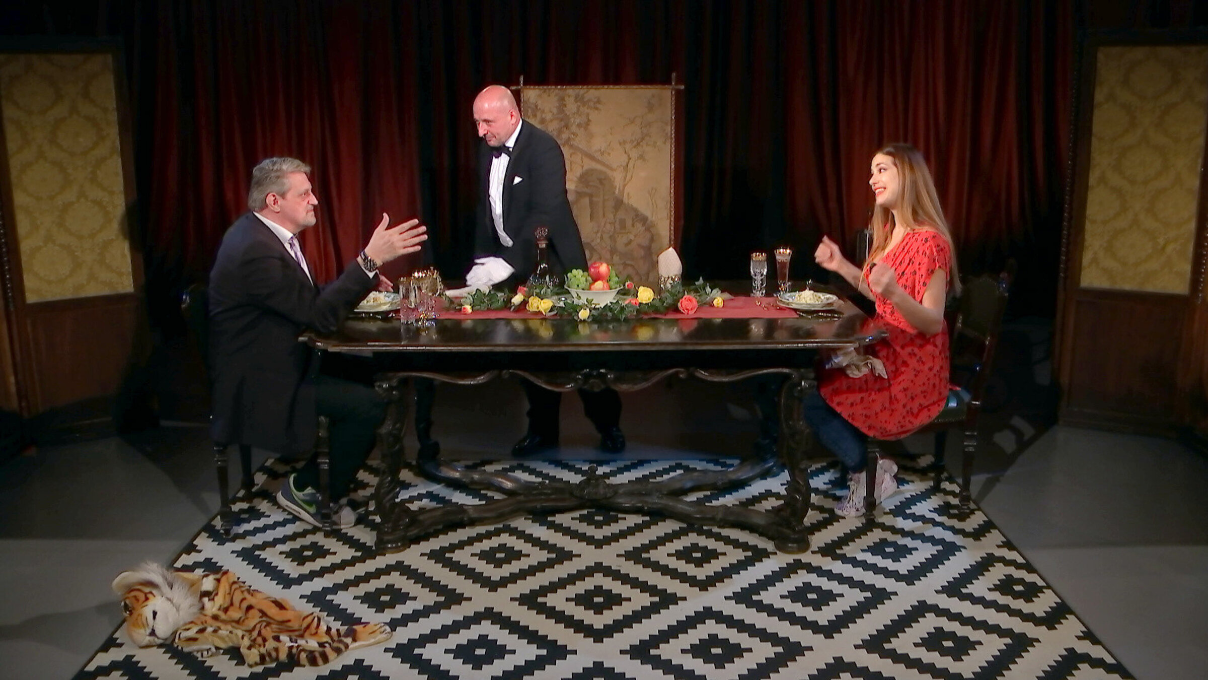 "Dinner für Zwei (3/8) - Dieter Chmelar & Nina Hartmann": Dieter Chmelar, Christoph Fälbl, Nina Hartmann.