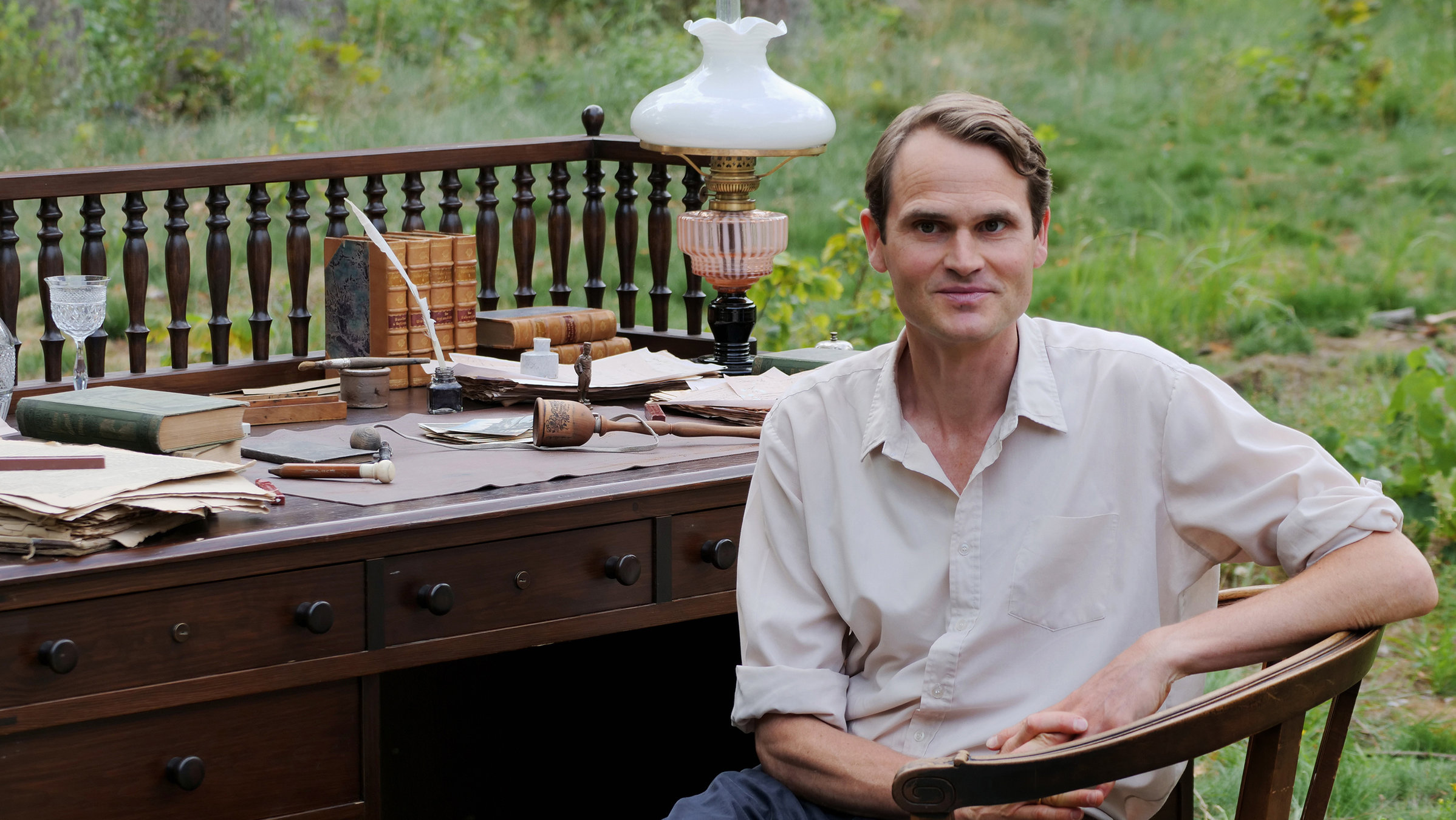 "Die Entdeckung der Heimat - Fontanes Grafschaft Ruppin": Fabian Hinrichs beginnt seine Expedition an Fontanes Schreibtisch.