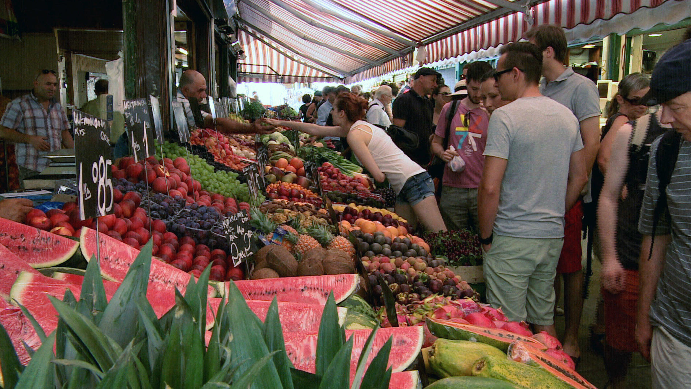 "Wiener Naschmarkt" - Gemüse- und Obststand am Wiener Naschmarkt.