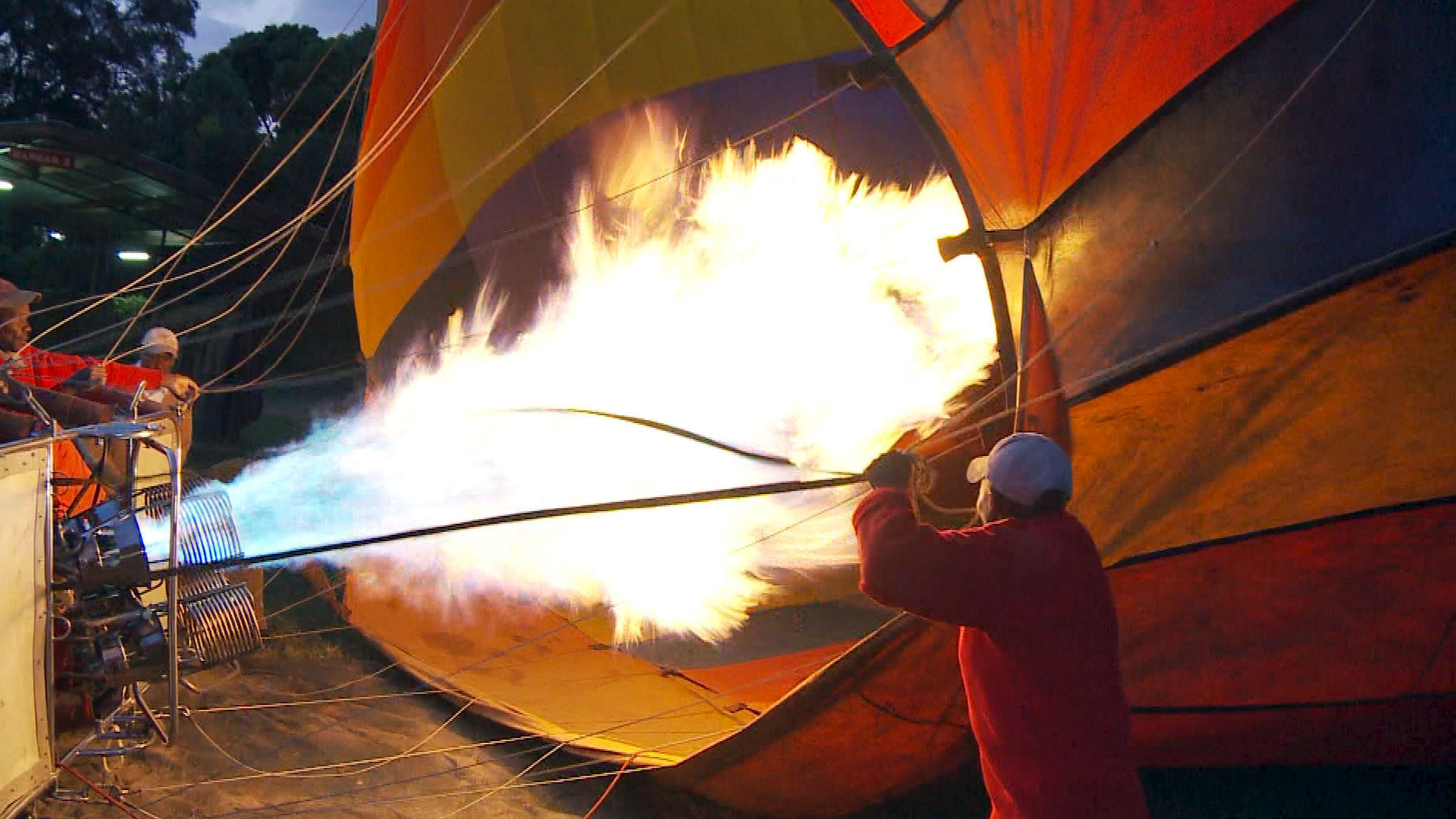 "Geheimtipps in Afrika" - Heißluftballon wird beheizt.
