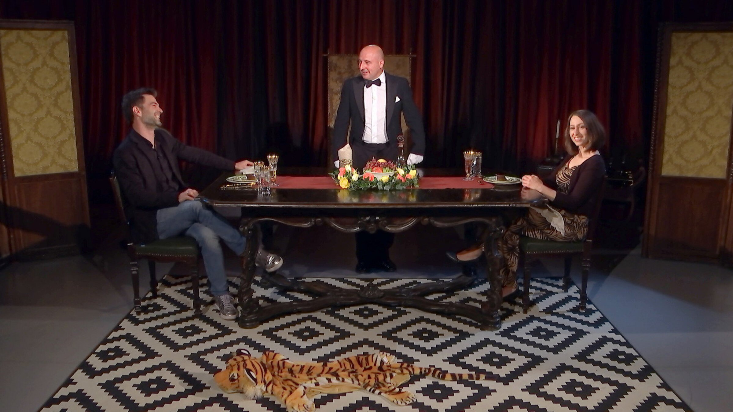 "Dinner für Zwei (2/8) - Jakob Seeböck & Lydia Prenner-Kasper": Jakob Seeböck, Christoph Fälbl, Lydia Prenner-Kasper.