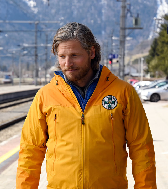 "Die Bergretter - Grüner Mond": Bergretter Markus (Sebastian Ströbel) steht am Bahnsteig zwischen Elias (Finlay Hartinger) und Bastian (Tommy Schlesser) und blickt aufmunternd den Jungen an.