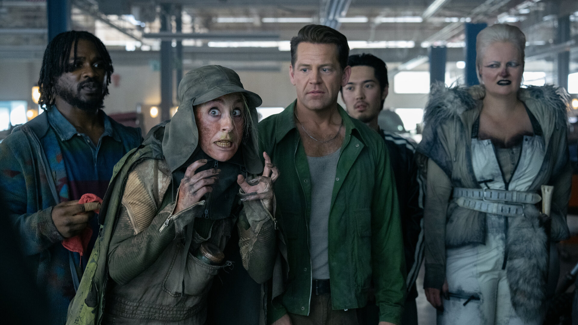 "Twisted Metal - H1TNRVN": In einer Halle stehen Mike (Tahj Vaughans), Vermin (Lisa Gilroy), Dave (Johnno Wilson), Chuckie Floop (André Dae Kim) und Frostbite (Katherine East) nebeneinander. Alle blicken Vermin fragend an, lediglich Frostbite wirft ihr einen angeekelten Blick zu.