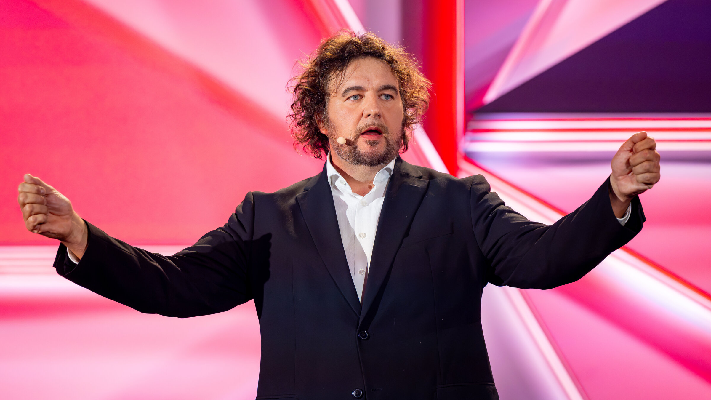 "GÃ¶tz Frittrang: GÃ¶tzendienst": GÃ¶tz Frittrang auf der BÃ¼hne.