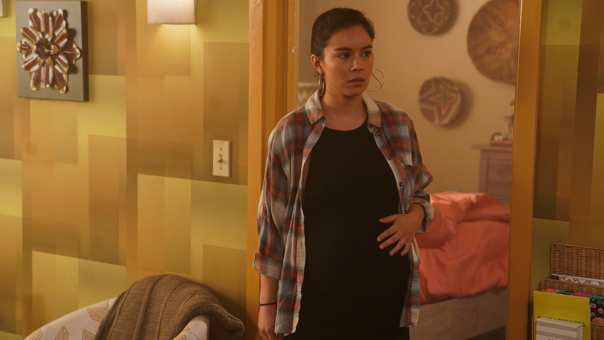 "The Rookie - Lügen und Einsichten": Die schwangere Cesiah Olivo (Madalyn Horcher) steht in ihrer Wohnung und schaut verängstigt.