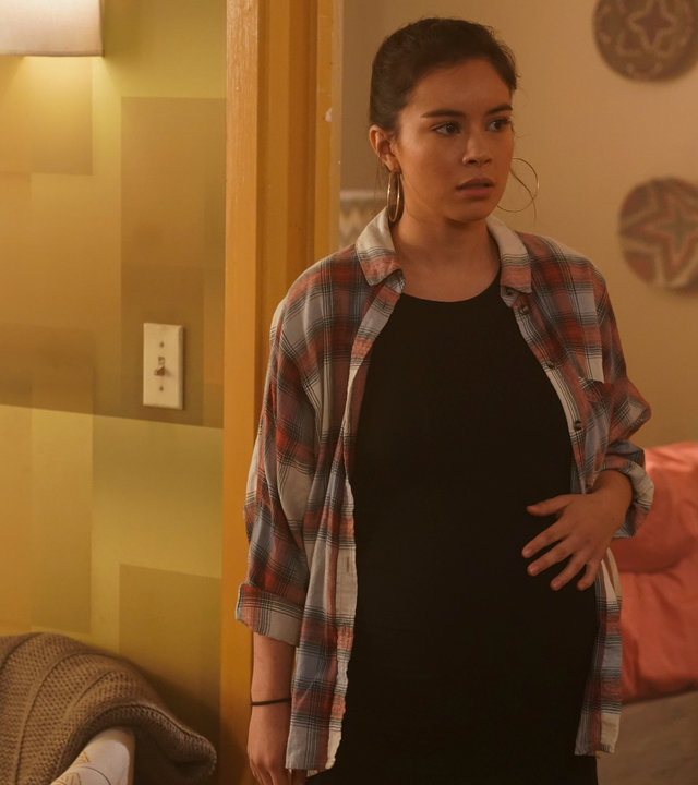 "The Rookie - Lügen und Einsichten": Die schwangere Cesiah Olivo (Madalyn Horcher) steht in ihrer Wohnung und schaut verängstigt.