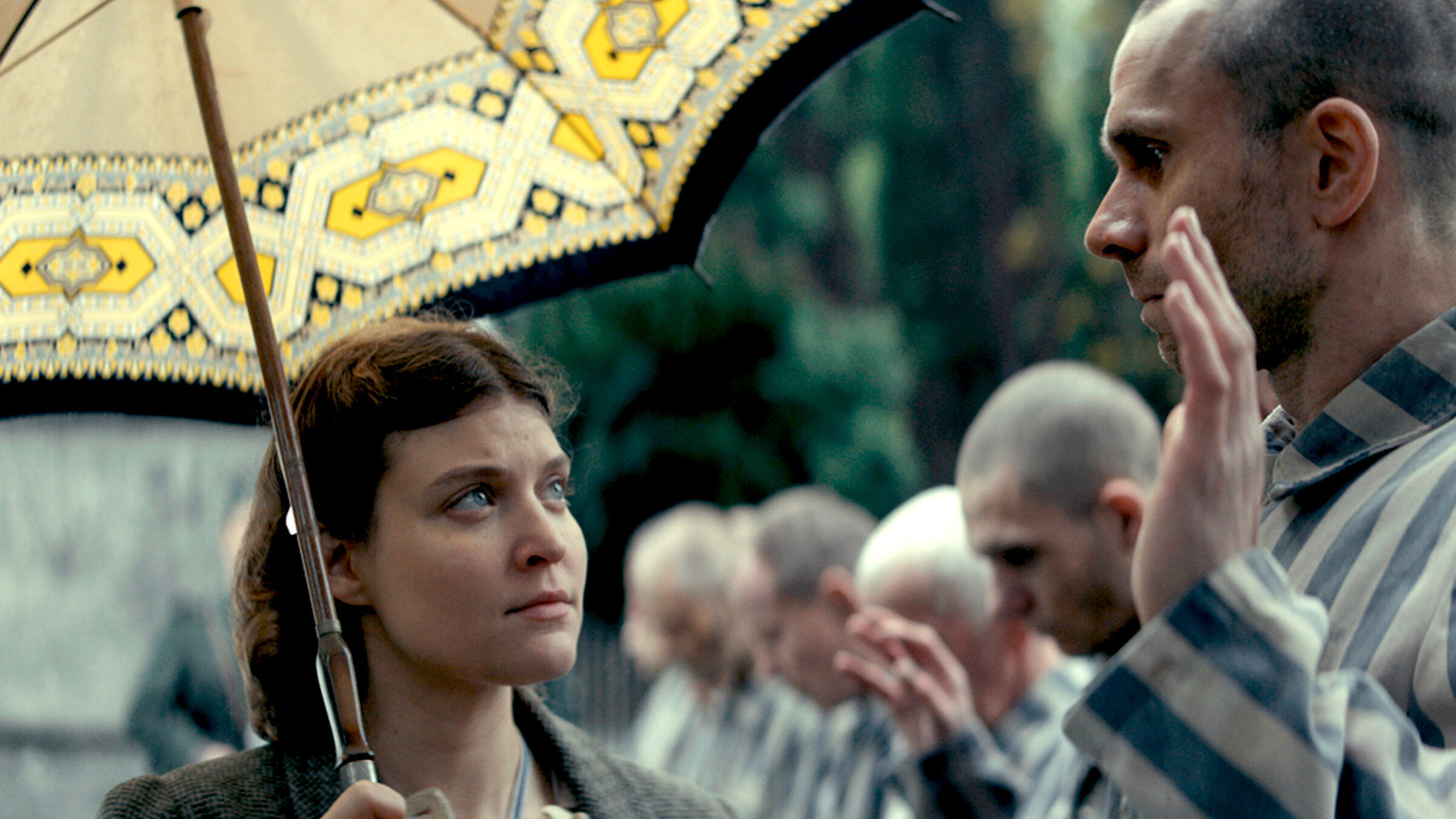 "Die Spaltung der Welt (1 bis 6): Hedwig Höß sucht einen Gärtner für ihr Anwesen neben dem KZ Auschwitz. (Spielszene)