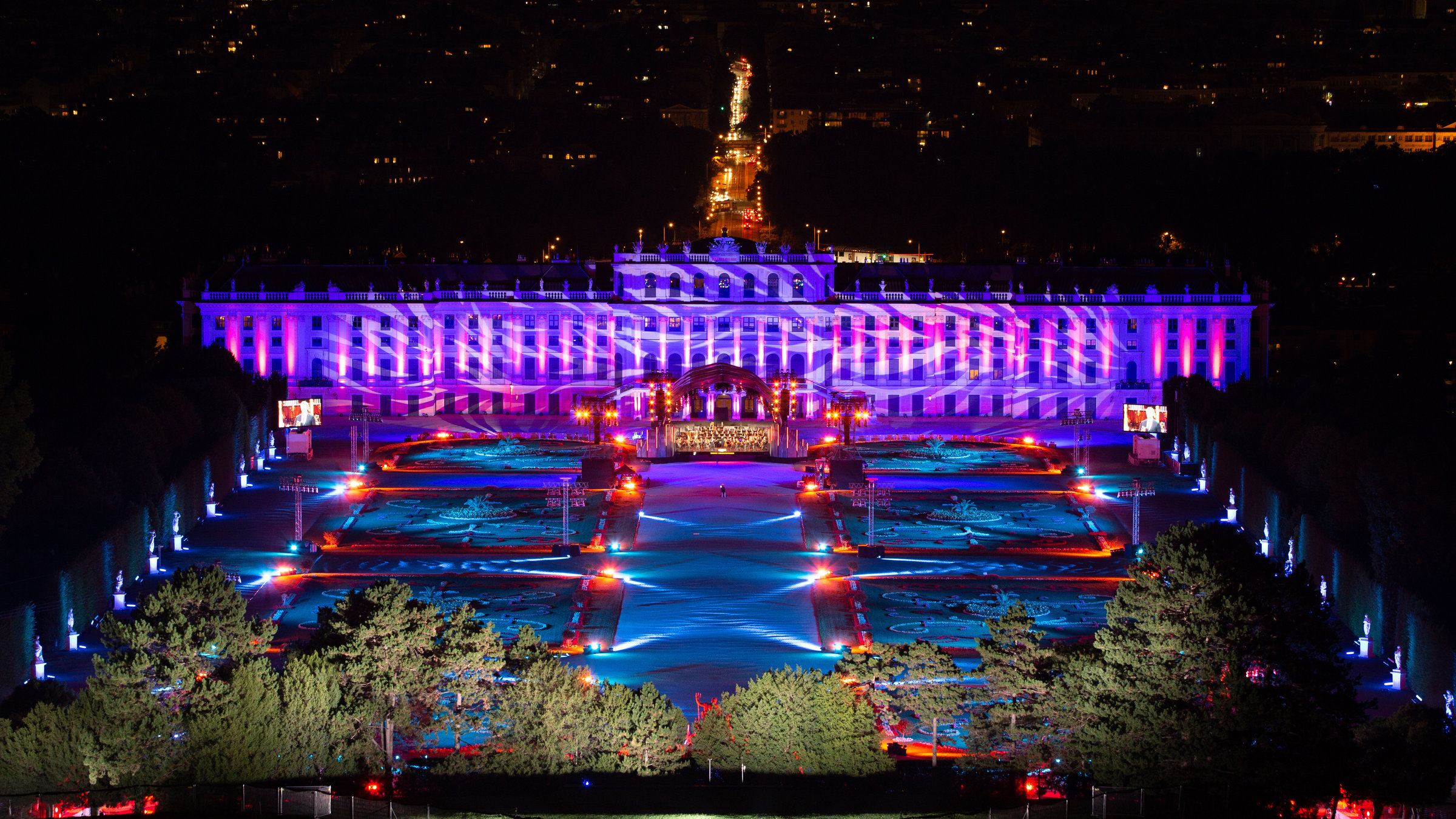 "Sommernachtskonzert Schönbrunn 2021": Schloss und Schlosspark Schönbrunn glanzvoll erleuchtet.