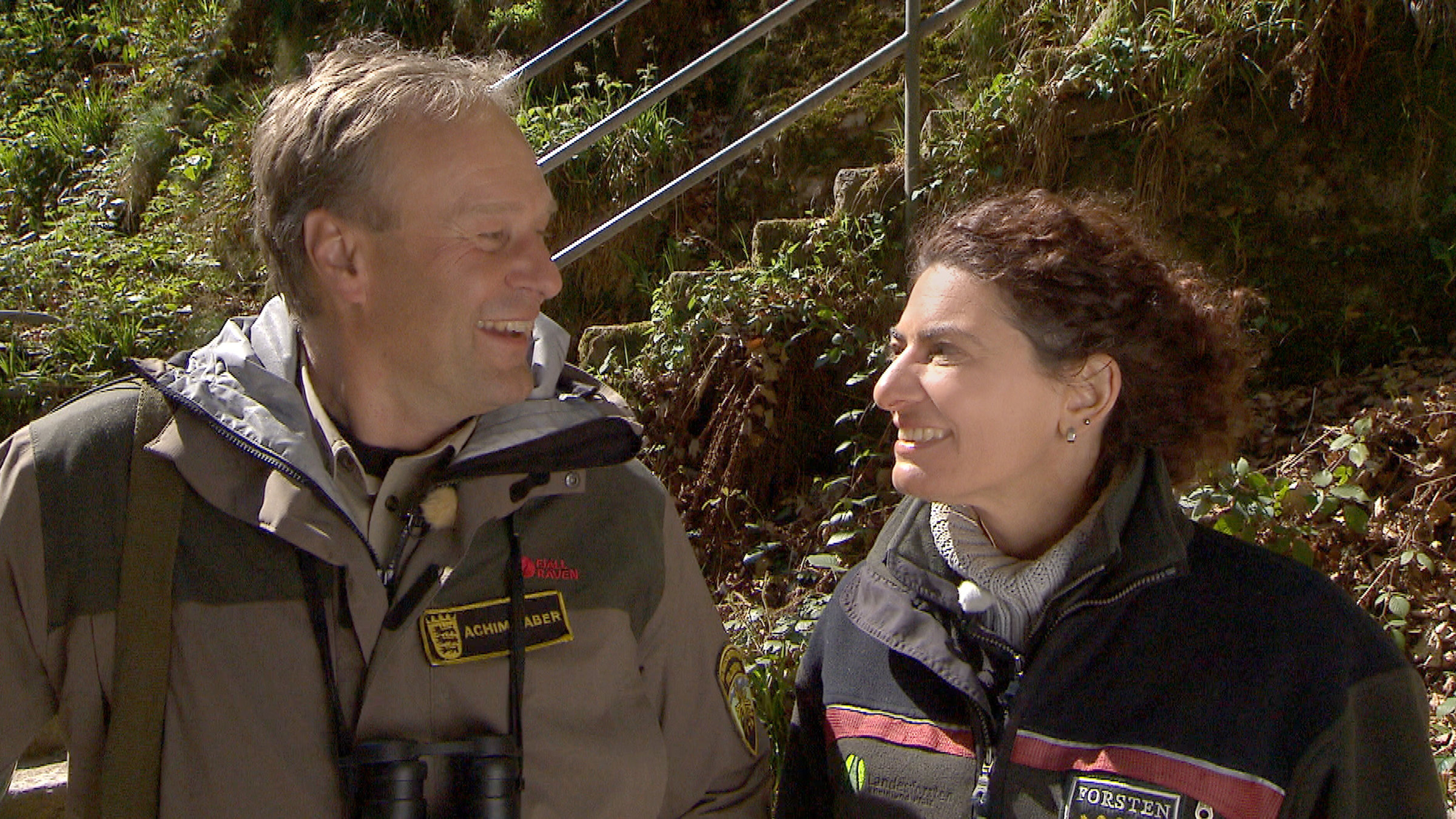 "Unsere schönsten Naturparks": Ulrike Abel, Forstwirtin und stellvertretende Forstamtsleiterin in Kaiserslautern, und aus dem Südschwarzwald Achim Laber, der Feldberg-Ranger. Sie schauen sich lächelnd an.