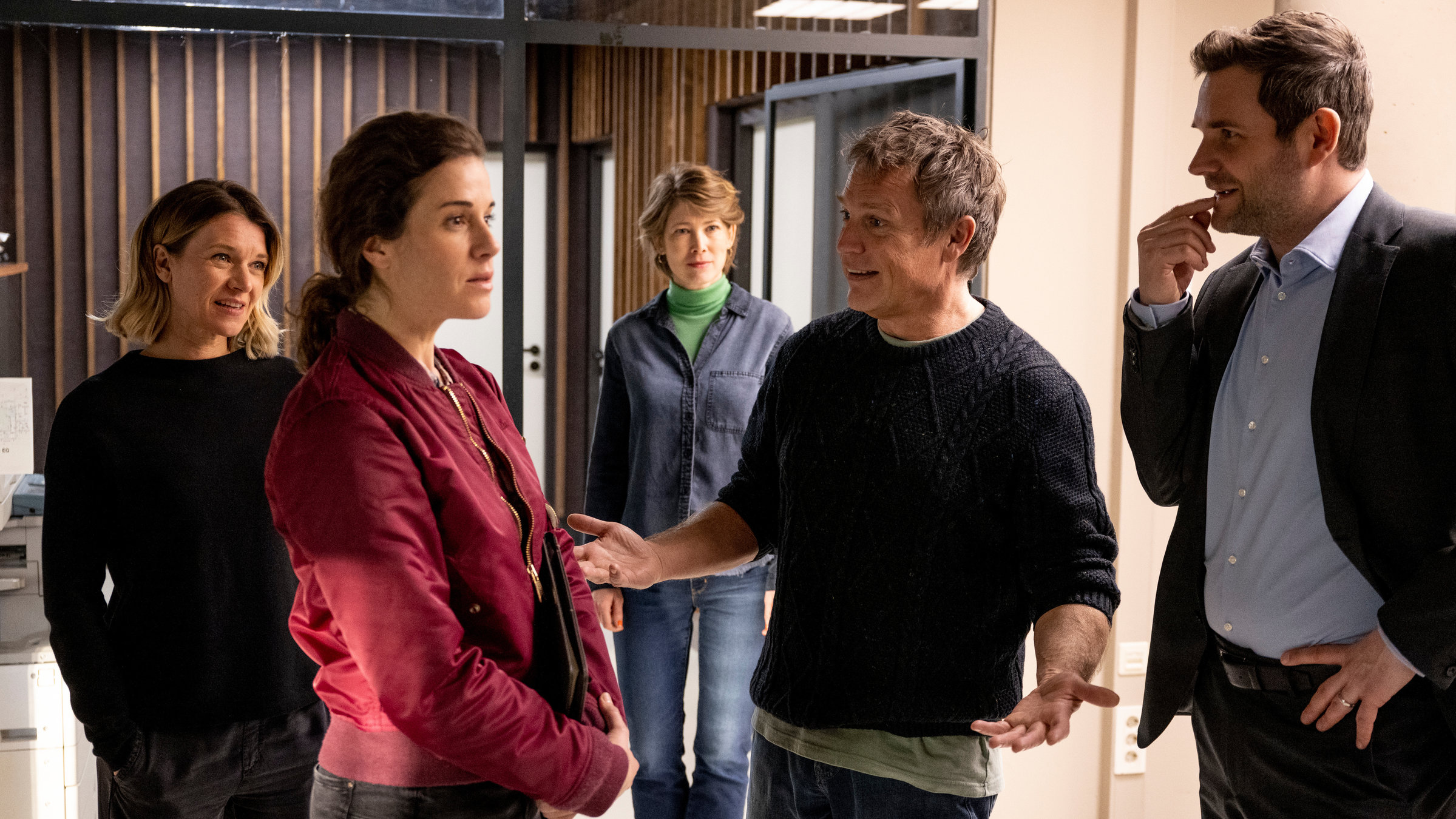 "SOKO Köln - Die Verschworenen": Im Flur des Verfassungsschutz stehen Hauptkommissarin Helena Jung (Sonja Baum), Matti Wagner (Pierre Besson), Jonas Fischer (Lukas Piloty), Vanessa Haas (Kerstin Landsmann) und Sophia Mückeberg (Anne Schäfer). Alle schauen sehr erfreut zu Sophia Mückeberg.