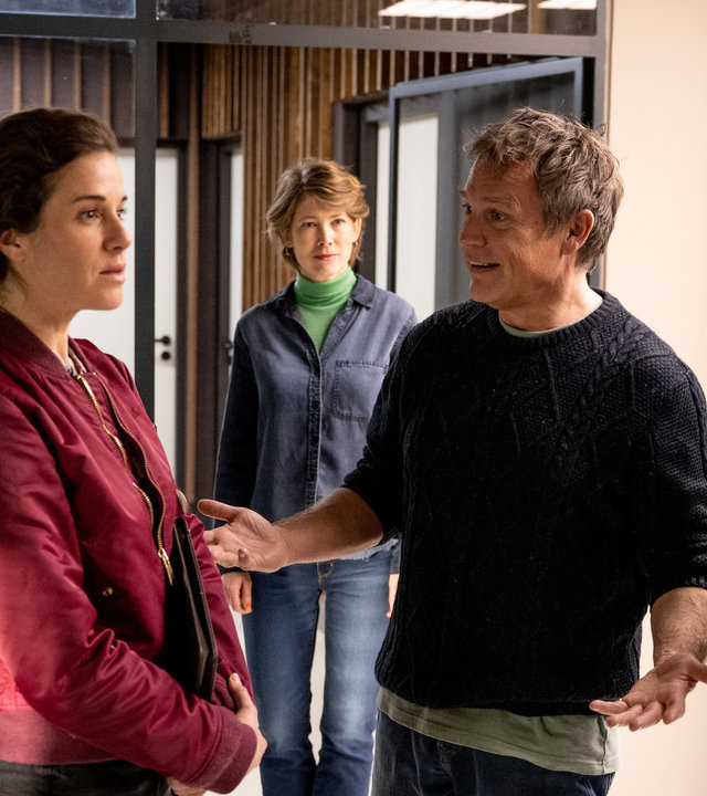 "SOKO Köln - Die Verschworenen": Im Flur des Verfassungsschutz stehen Hauptkommissarin Helena Jung (Sonja Baum), Matti Wagner (Pierre Besson), Jonas Fischer (Lukas Piloty), Vanessa Haas (Kerstin Landsmann) und Sophia Mückeberg (Anne Schäfer). Alle schauen sehr erfreut zu Sophia Mückeberg.