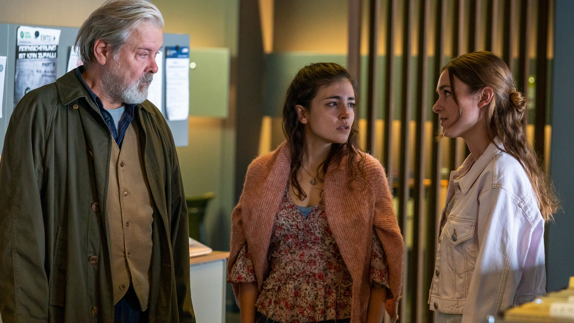 "Letzte Spur Berlin - Recht und Gerechtigkeit": Richard Hanke (Andreas Leupold) und Lucy Elbe (Josephin Busch) stehen um Maria Lange (Helen Woigk), die Lucy bittend anschaut.