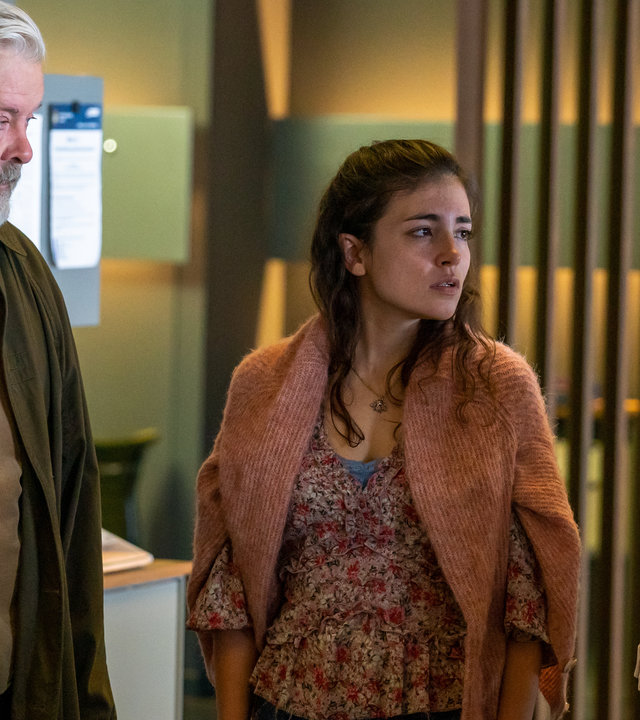 "Letzte Spur Berlin - Recht und Gerechtigkeit": Richard Hanke (Andreas Leupold) und Lucy Elbe (Josephin Busch) stehen um Maria Lange (Helen Woigk), die Lucy bittend anschaut.