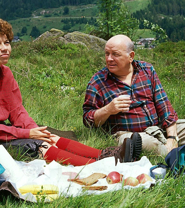 "Die Schwarzwaldklinik - Sorge um Benjamin": Frau Michaelis (Evelyn Hamann) und Herr Pohl (Wolfgang Wahl) picknicken auf einer Wiese.