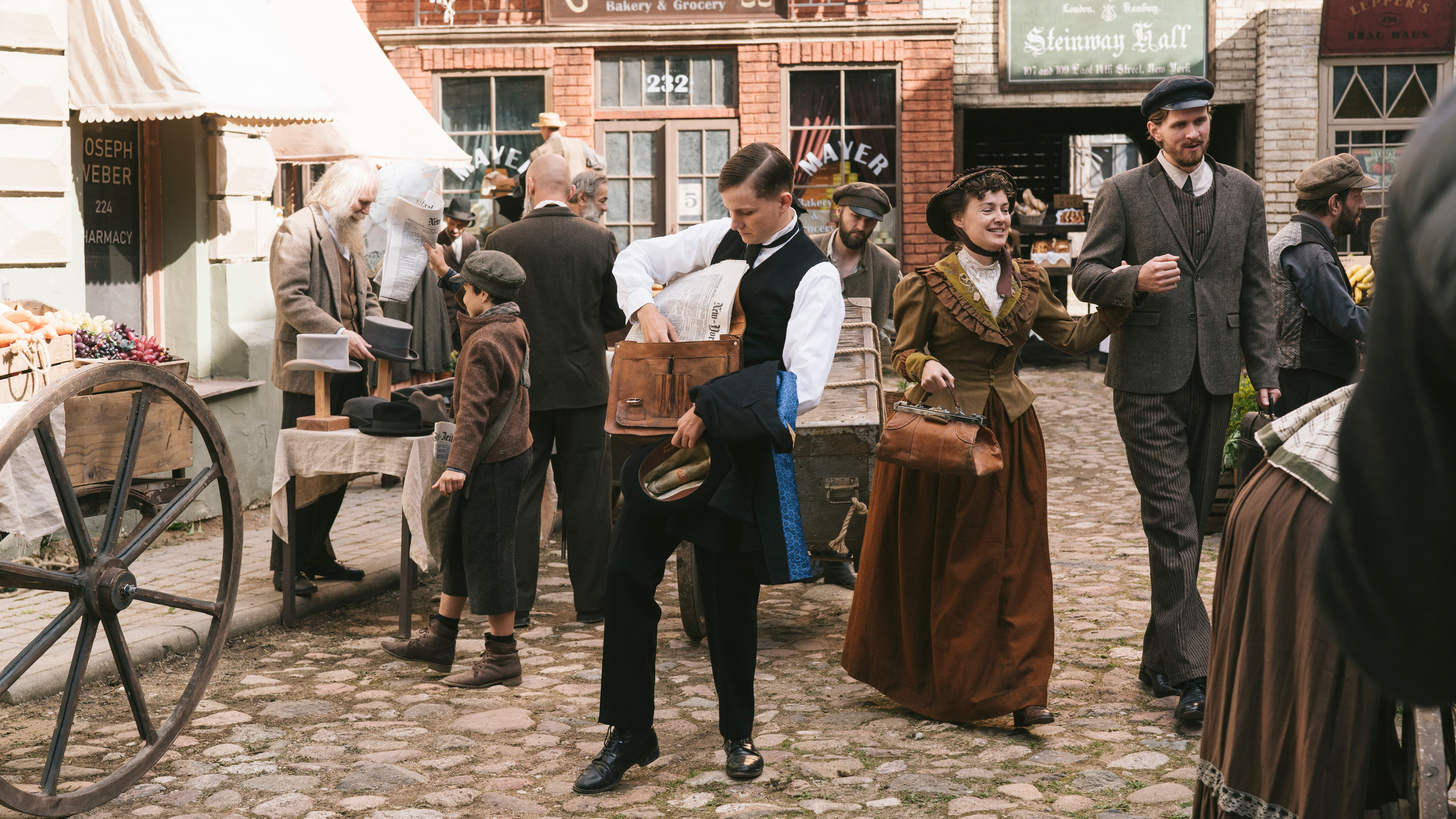 "Terra X: Ein Tag in New York 1882": Spielszene: Georg Schmidt (Leon Blaschke) geht durch einen Markt in "Little Germany".