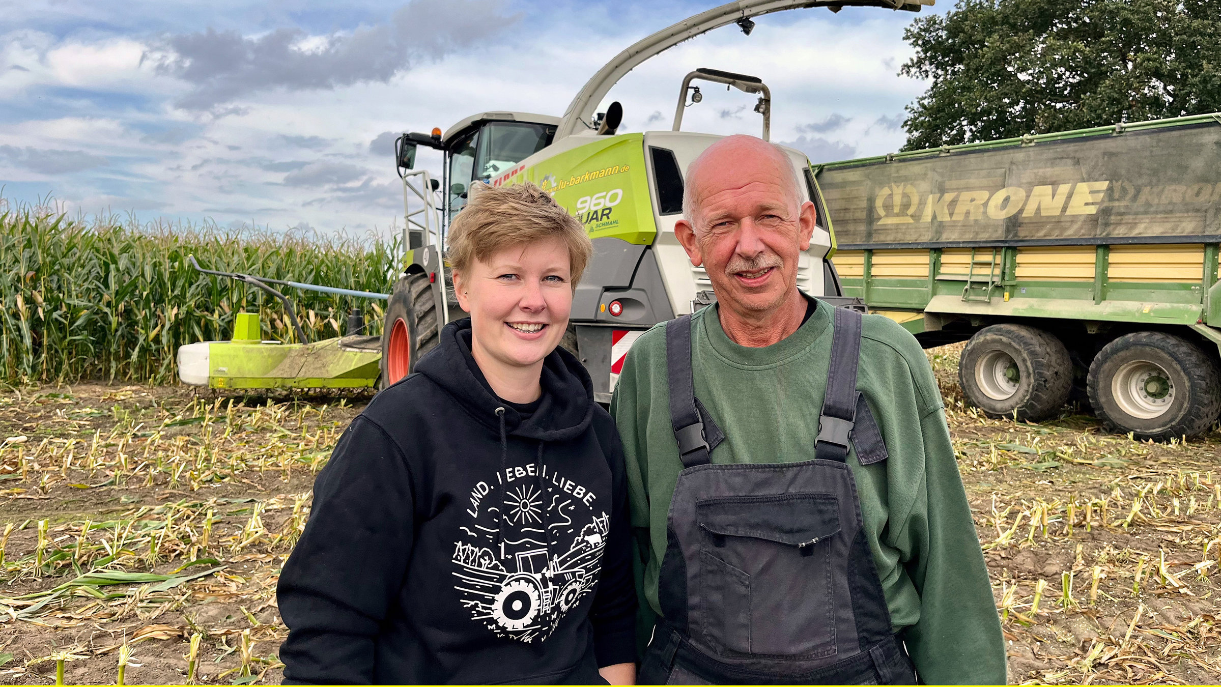 "Die Nordreportage: Zwischen Klinikjob und Kuhstall": Charlotte mit Vater Andreas bei der Maisernte.