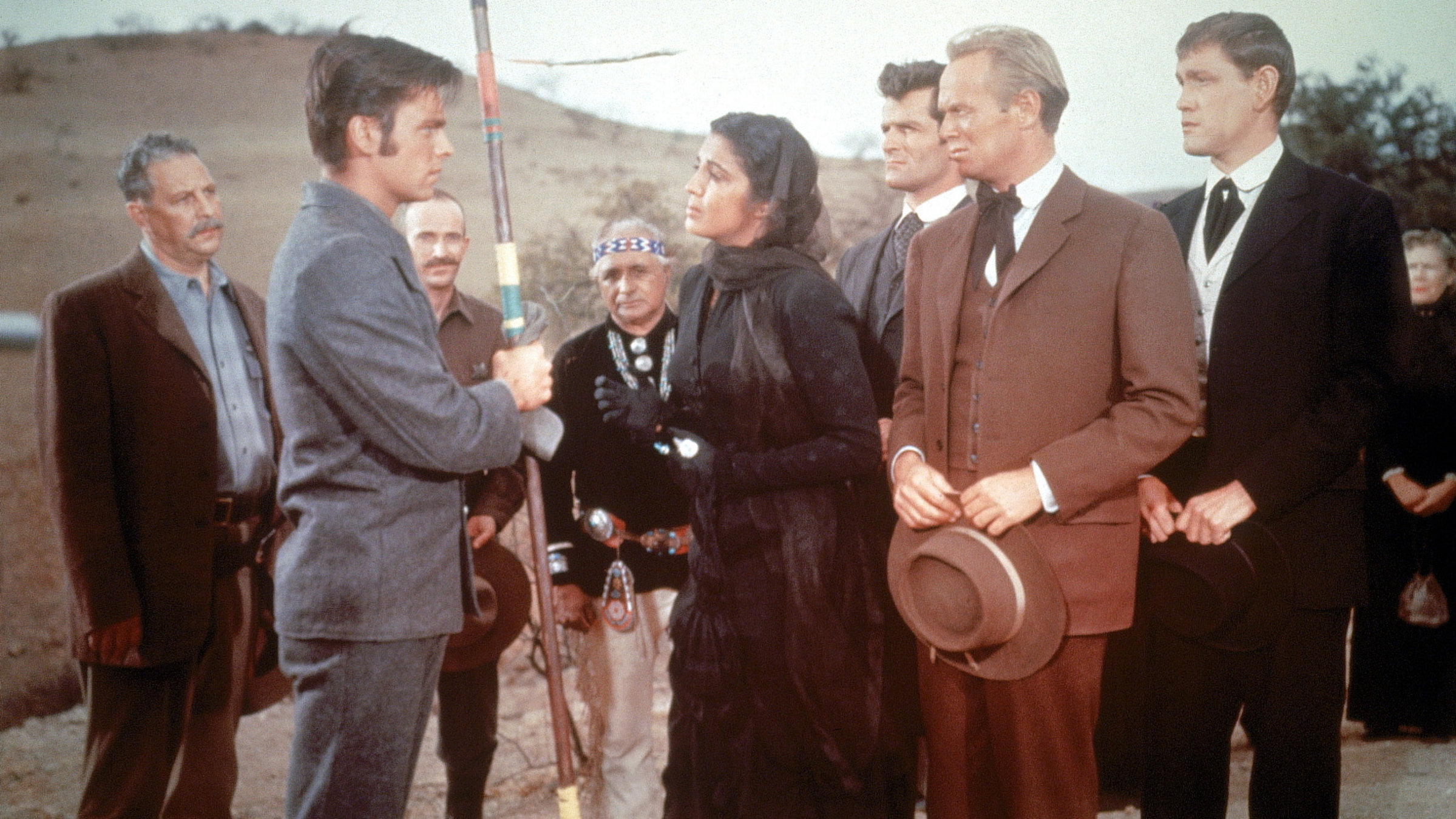 "Die gebrochene Lanze": Am Grab seines Vaters erklärt Joe (Robert Wagner, l.) zum Schrecken seiner Mutter (Katy Jurado, m.) seinen drei Halbbrüdern Mike, Ben und Denny (r. Bildhälfte von l.: Hugh O'Brian, Richard Widmark, Earl Holliman) den Krieg.