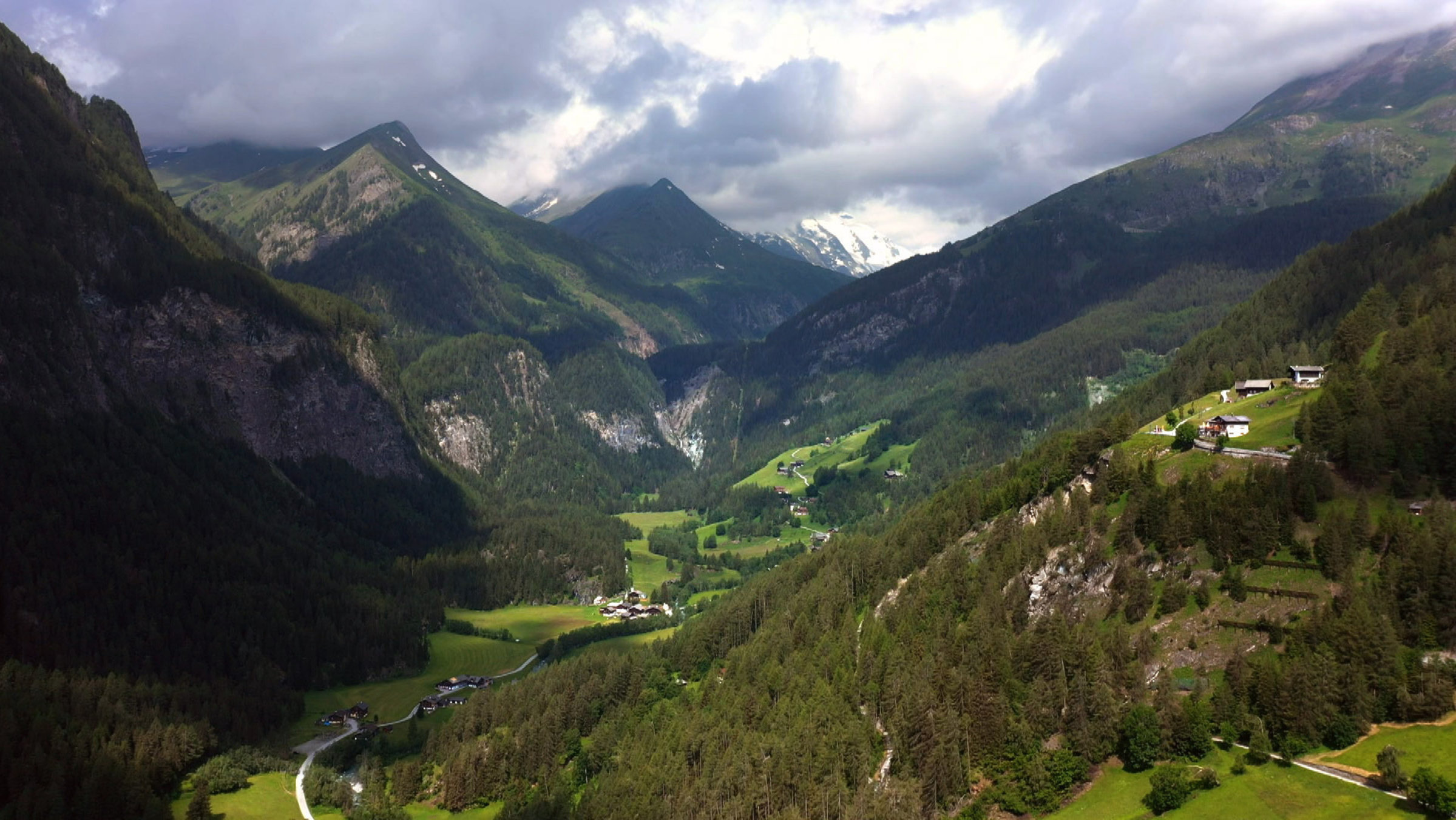 "Bergdörfer Kärnten - Vom Drautal ins Lesachtal": Blick Grossglockner von Heiligenblut.