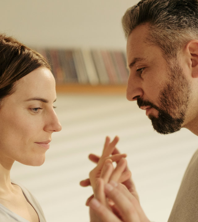"Am Anschlag - Die Macht der Kränkung - GEORG": Eva (Antje Traue) und Georg (Murathan Muslu) stehen sich gegenüber und halten sich an den Händen.