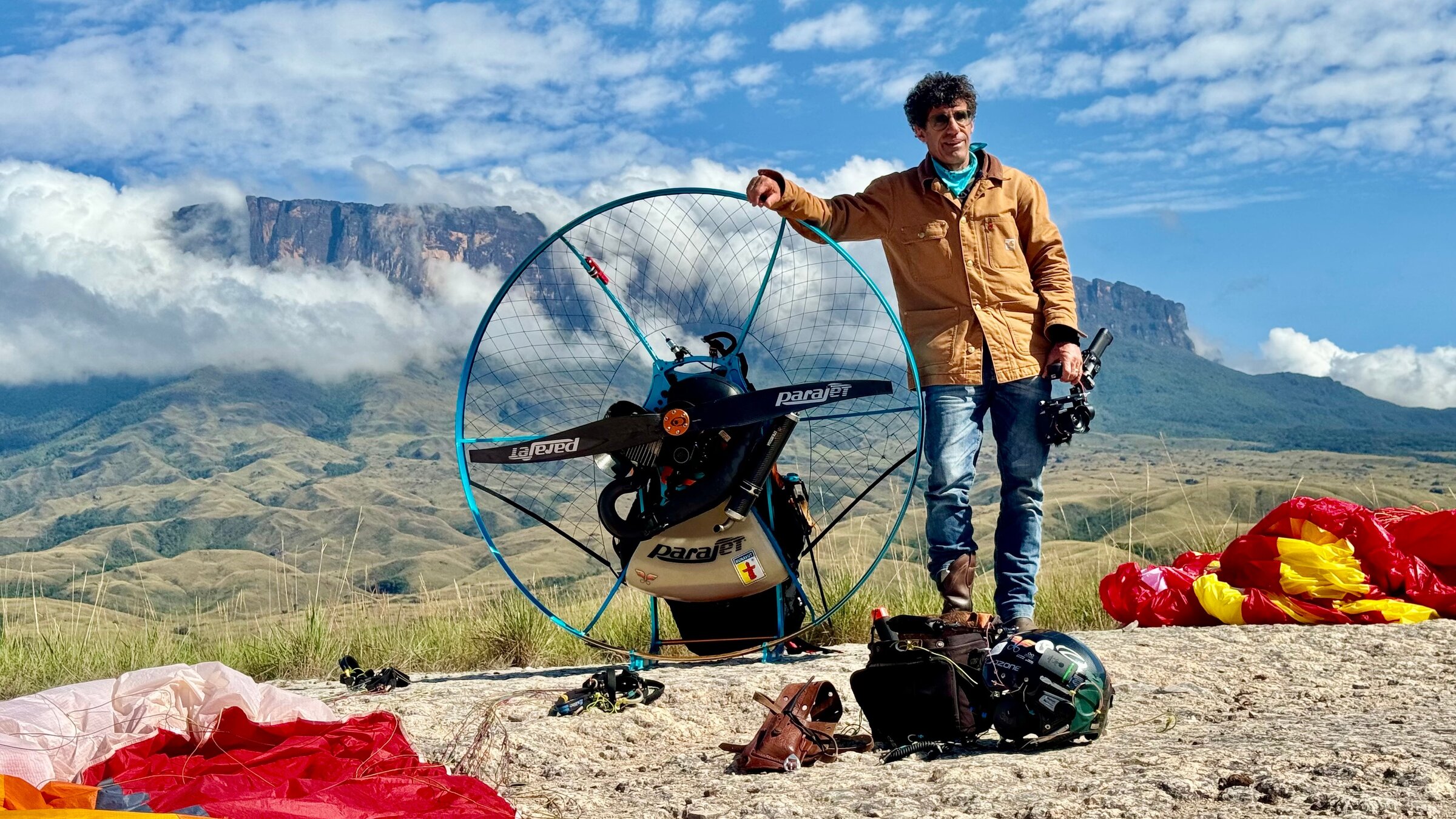 "Abenteuer Brasilien – Ein Land wie ein Kontinent (1/5) - Vom Ipanema-Strand zum heiligen Berg": Sylvestre Campe ist der "Propellermann vom Zuckerhut". Mit seinem Paramotor entdeckt der deutsche Abenteurer mit der Wahlheimat Rio de Janeiro ein uns unbekanntes Brasilien.