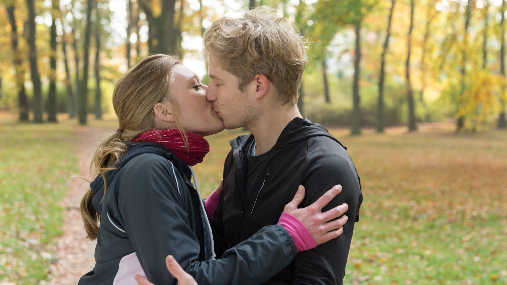 "SOKO Wismar – Das Ende aller Träume“: Umgeben von Bäumen küssen sich Anneke van der Meer (Isabel Berghout) und Chris Lehmann (Anton Rubtsov) zärtlich.