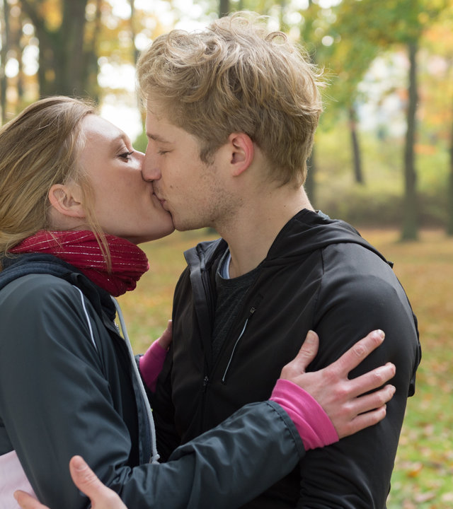 "SOKO Wismar – Das Ende aller Träume“: Umgeben von Bäumen küssen sich Anneke van der Meer (Isabel Berghout) und Chris Lehmann (Anton Rubtsov) zärtlich.