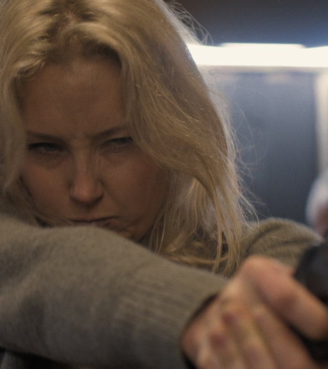 "Furia (3)": Ragna (Ine Marie Wilmann) hält eine Pistole in der Hand und zielt auf etwas außerhalb des Bildes.