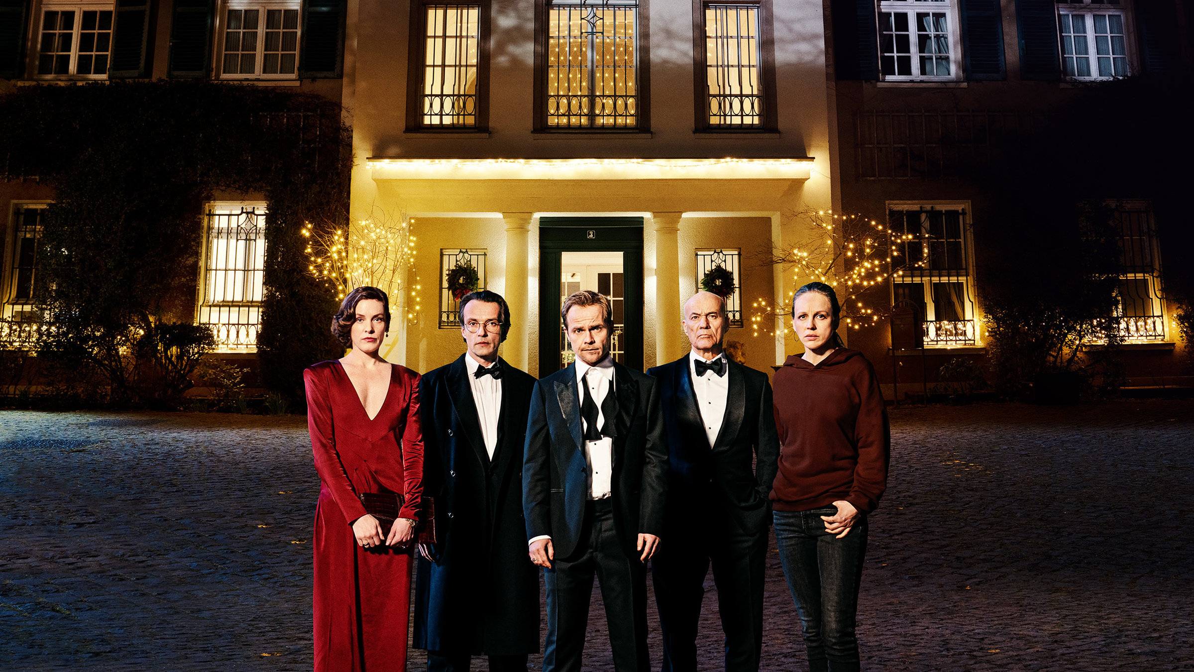 "Mord in der Familie - Der Zauberwürfel": Marianne Becker (Katharina Lorenz) steht zusammen mit Eric Becker (Lucas Gregorowicz), Thomas Becker (Matthias Koeberlin), Henry Becker (Heiner Lauterbach) und Karoline Siebert (Petra Schmidt-Schaller) vor der erleuchteten Familienvilla.
