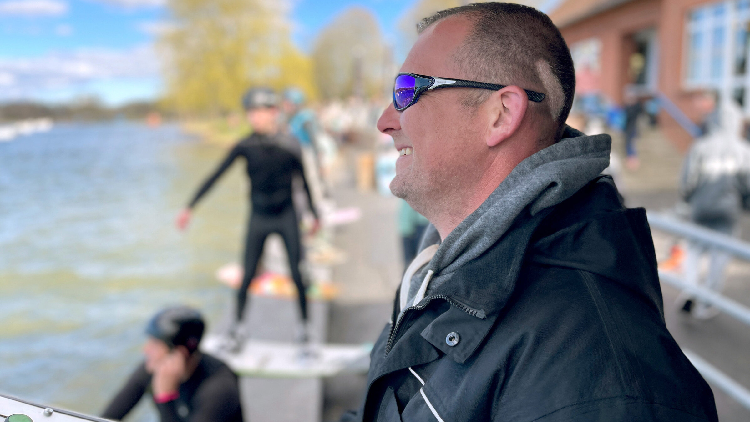 "Die Nordreportage: Zwischen Straßenbau und Wasserski": Sascha kümmert sich um die Technik der Anlage.