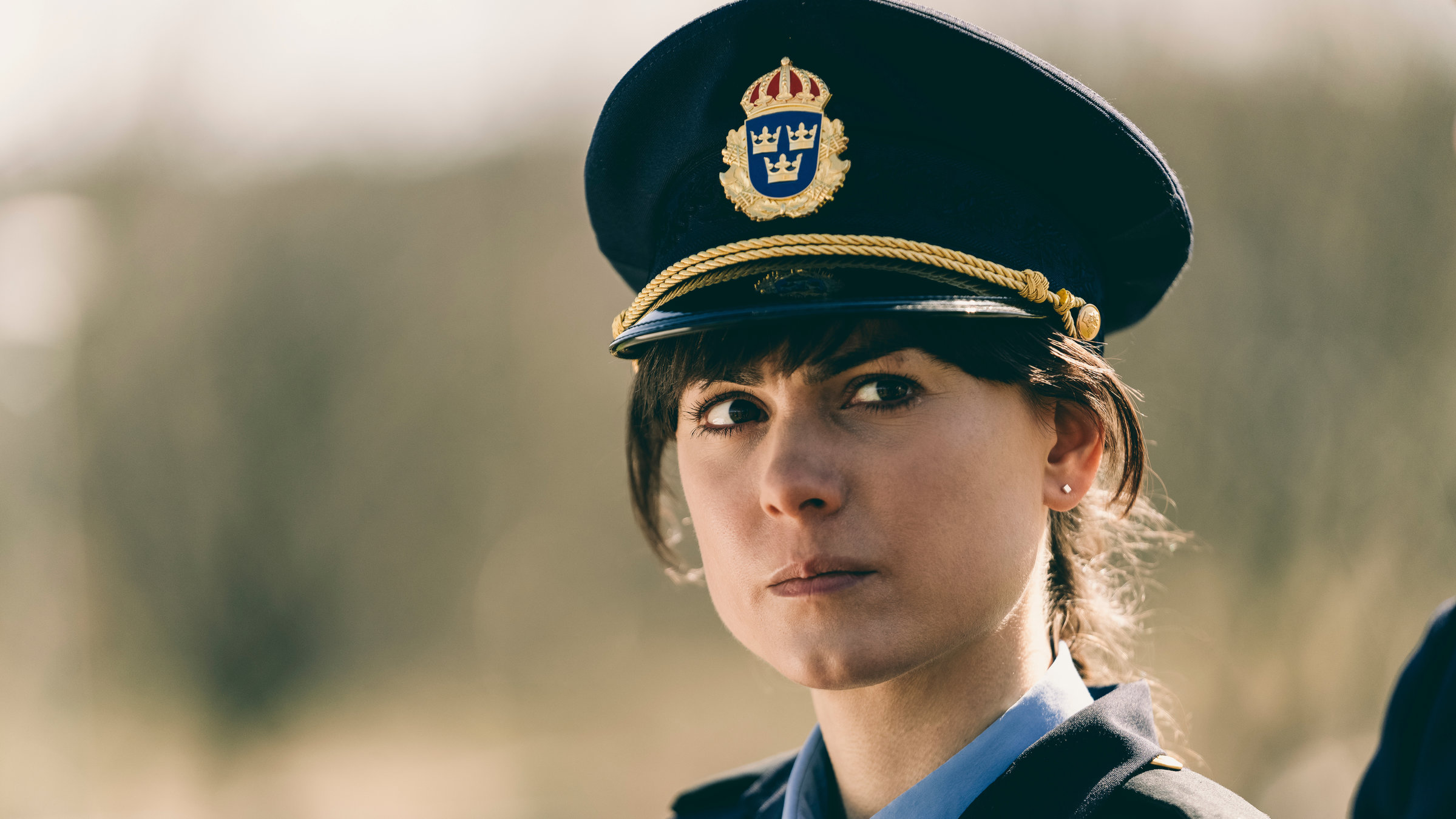 "Huss - Verbrechen am Fjord: Der vierte Mann": Kati (Karin Franz Körlof) in Nahaufnahme in Uniform.