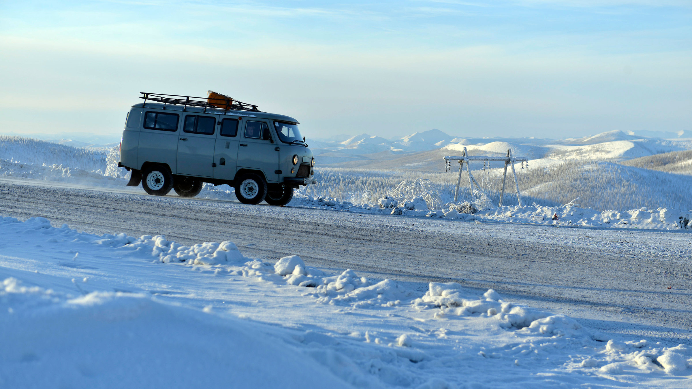 "Die gefährlichsten Schulwege der Welt - Auch bei minus 59 Grad fahren in Oimjakon noch Autos.