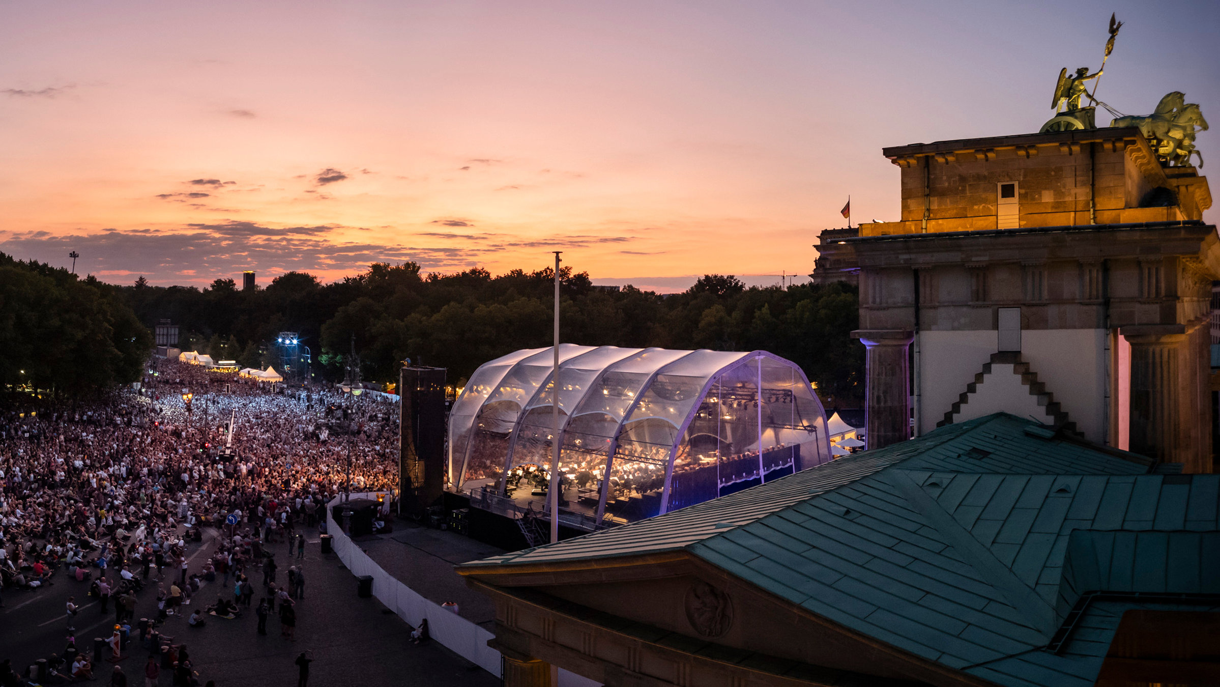 "Berliner Philharmoniker Open Air 2019": Die Berliner Philharmoniker spielen unter der Leitung ihres neuen Chefdirigenten Kirill Petrenko vor dem Brandenburger Tor die 9. Symphonie von Ludwig van Beethoven.