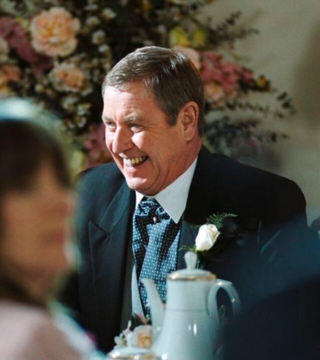 "Inspector Barnaby - Midsomer Rhapsody - Melodie des Todes": Inspector Barnaby (John Nettles) lachend am Tisch einer Hochzeitsgesellschaft.