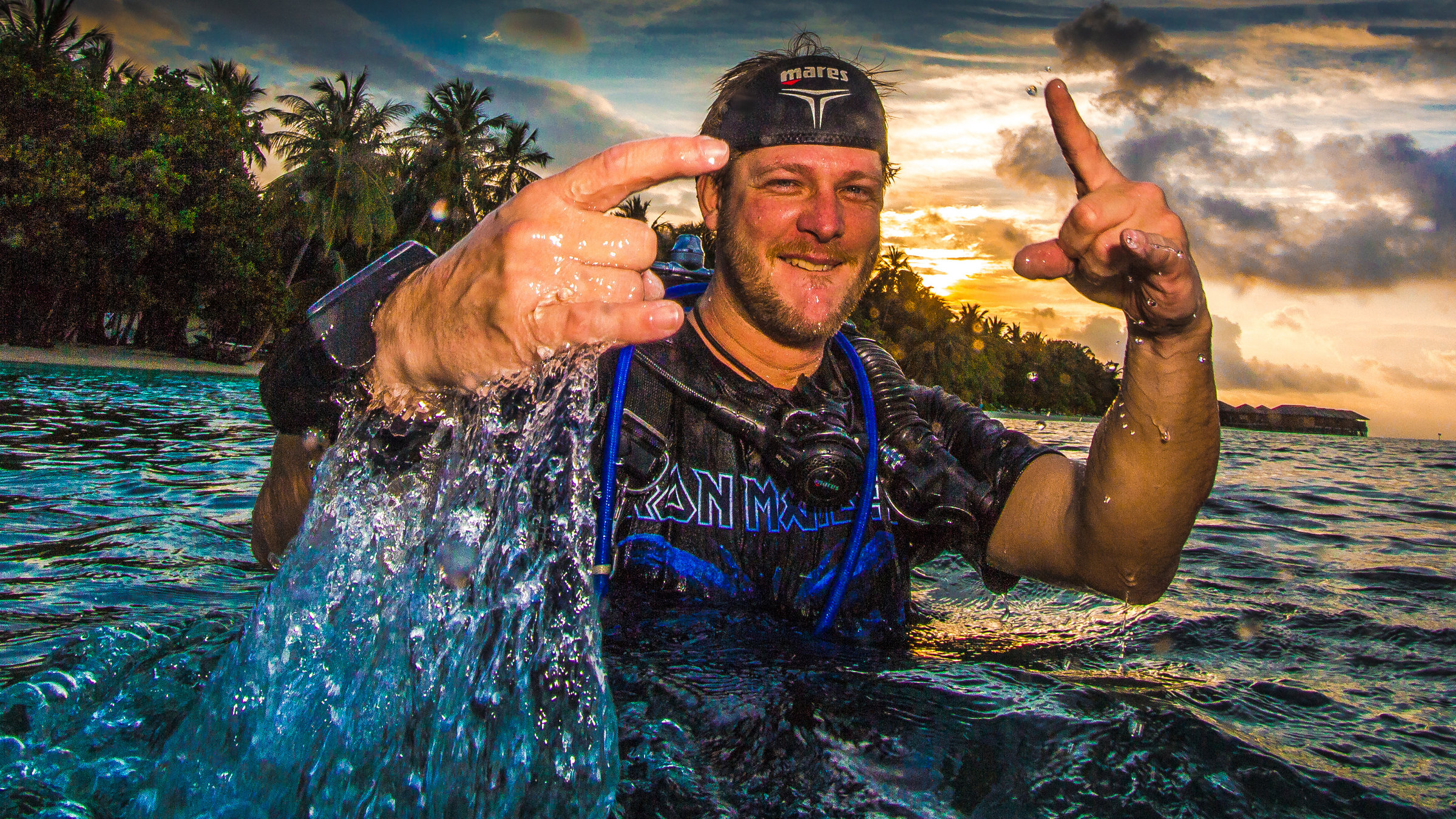 "Terra X - Geheimnisse auf dem Meeresgrund": Florian Huber steht im Wasser und reißt die Arme begeistert aus dem Wasser.