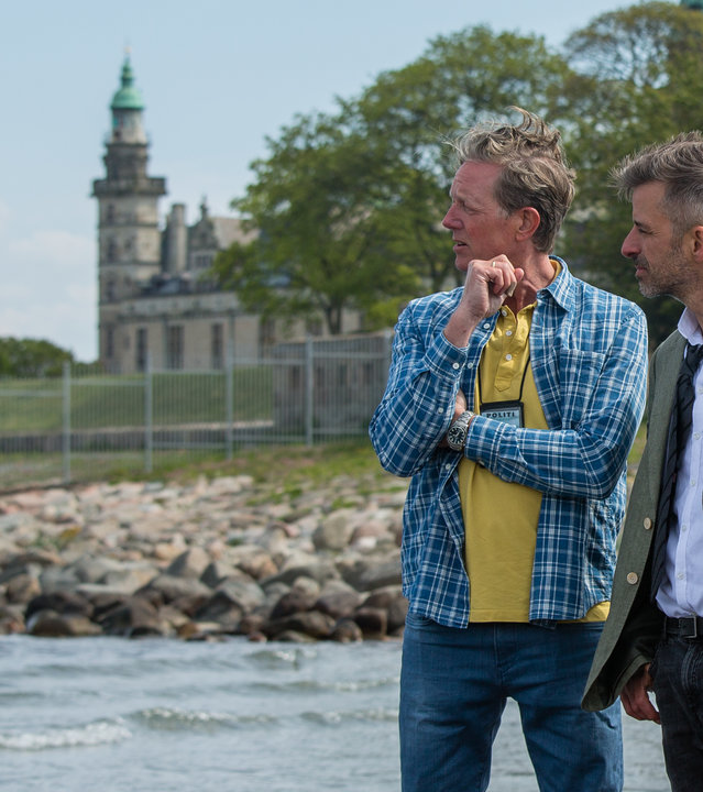 "Dan Sommerdahl – Tödliche Idylle": "Dan Sommerdahl - Die Tote am Strand": Polizist Dan Sommerdahl (Peter Mygind) und sein Kollege Flemming Torp (André Babikian) stehen am Strand von Helsingør.