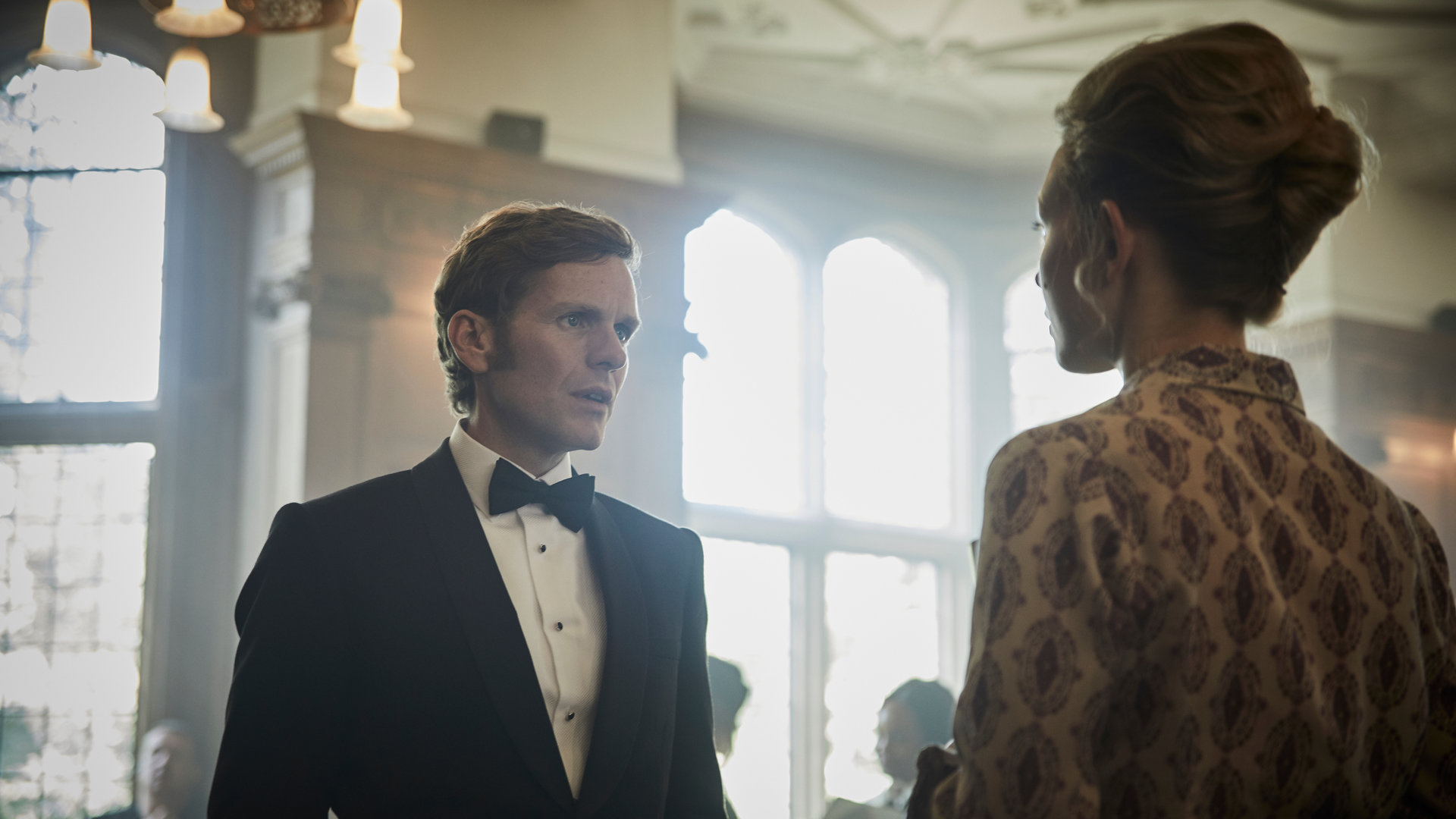 "Der junge Inspektor Morse - Orakel": Detective Endeavour Morse (Shaun Evans) steht Dr. Naomi Benford (Naomi Battrick) gegenüber und blickt sie ernst an.