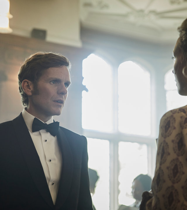 "Der junge Inspektor Morse - Orakel": Detective Endeavour Morse (Shaun Evans) steht Dr. Naomi Benford (Naomi Battrick) gegenüber und blickt sie ernst an.