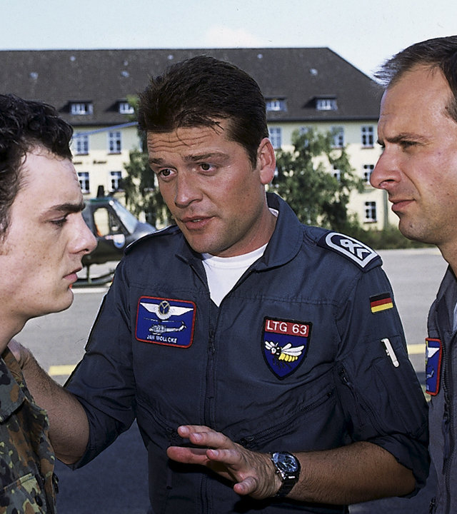 "Die Rettungsflieger - Irrtümer": Die Rettungsflieger Wollcke (Oliver Hörner) und Blank (Nicolas König) reden auf Homann (Pierre-René Müller) ein, der traurig zu Boden schaut. Wollcke hat seine Hand tröstend auf die Schulter von Homann gelegt.