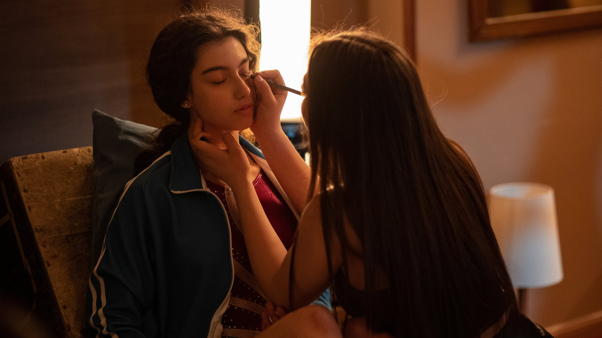 "The Gymnasts: Mittwoch": Martina (Alessia De Falco) wird von Carla (Giada Savi) für den Wettkampf geschminkt.
