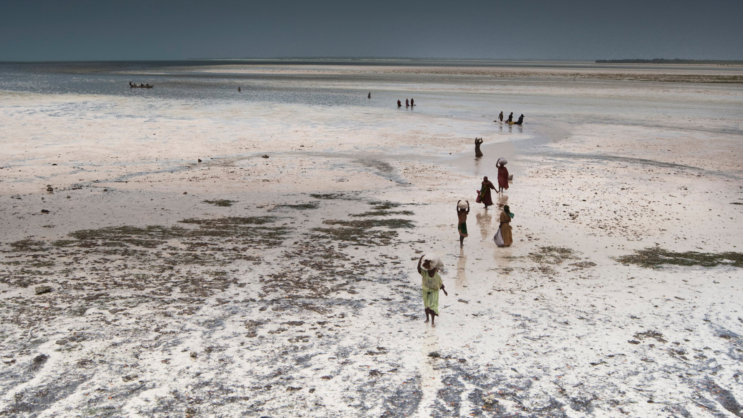 "Wilde Inseln: Sansibar": Menschen am Strand.