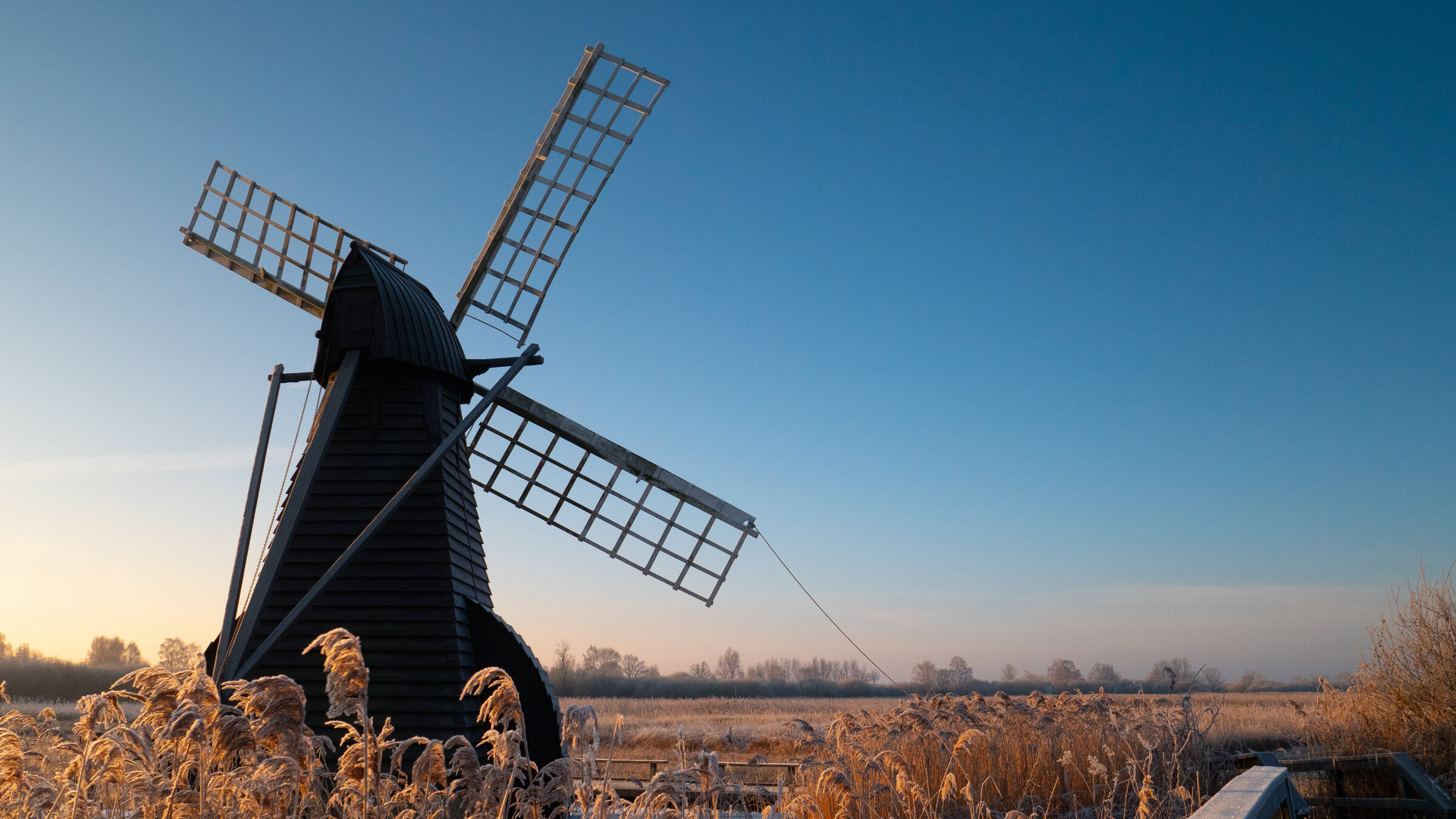 "Großbritannien - Im Rhythmus der Natur: Die Fens": Historische Windmühle in Sumpflandschaft mit Raureif