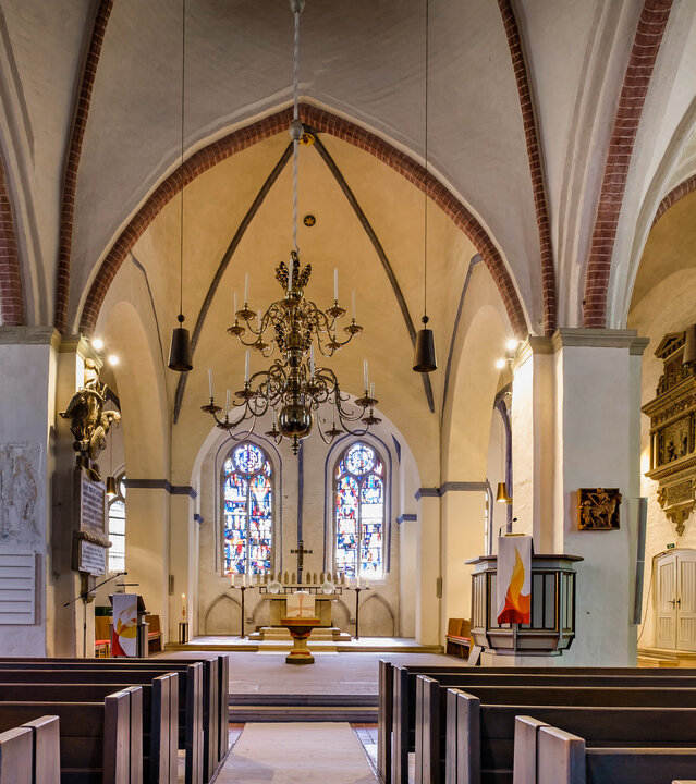 "Evangelischer Gottesdienst - Luft holen! Sieben Wochen ohne Panik": Im Innenraum der  Kirche St. Martin befinden sich spätgotische Bögen vor weißen, fast schmucklosen Wänden. Ein Kronleuchter aus dunklem Metall schwebt über dem Mittelgang. Im Hintergrund befindet sich der Altarraum mit bunten Glasfenstern.