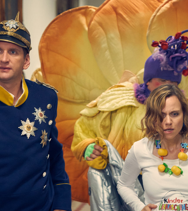 "Andere Eltern 2 – Episode 1": Lars (Sebastian Schwarz), Malte (Daniel Zillmann) und Anita (Nadja Becker) laufen in ihren Karnevalskostümen den Gang im Krankenhaus entlang.