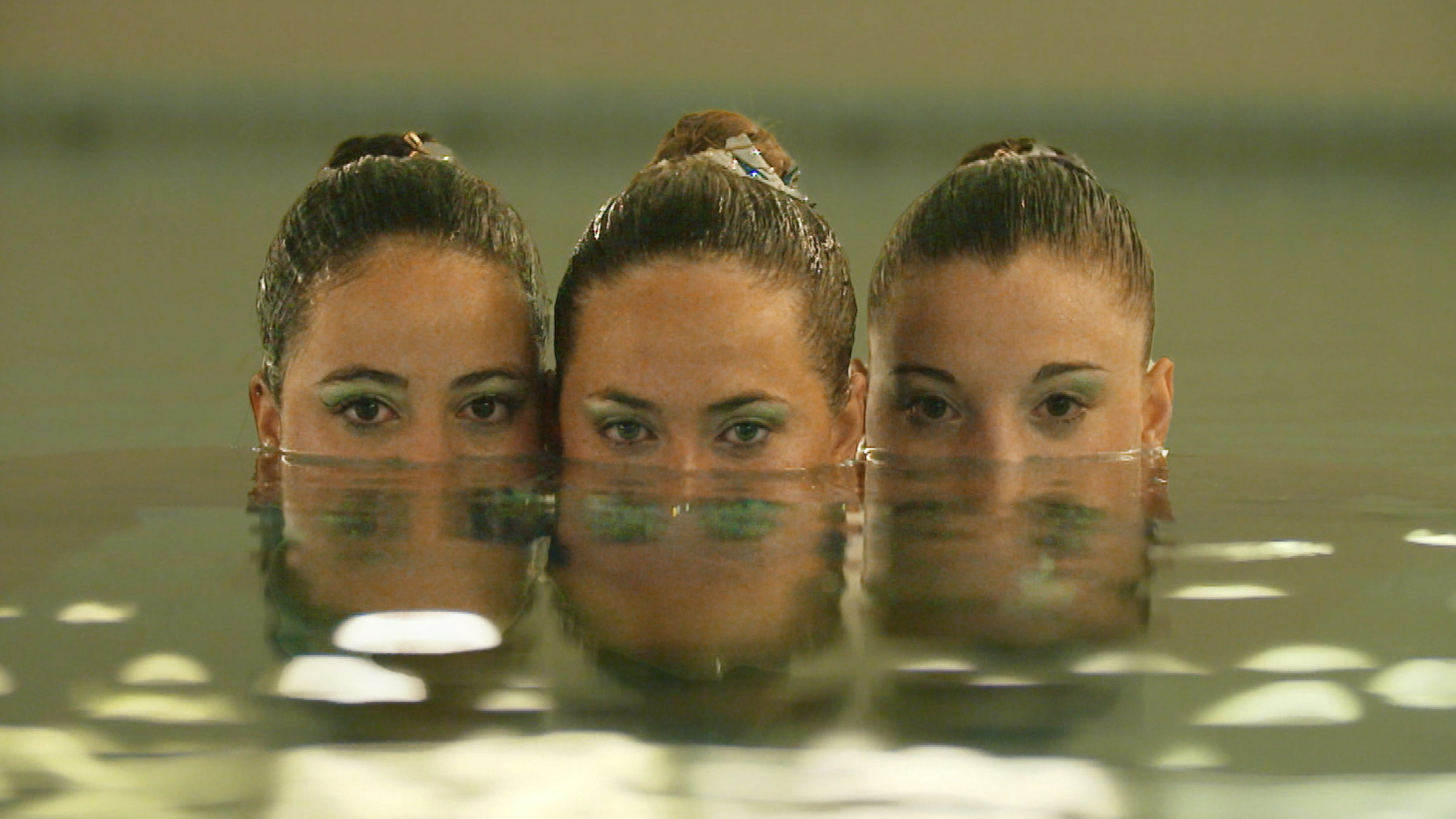 "Synchronschwimmen – Zwischen Eleganz und Erniedrigung": Die ehemaligen Synchronschwimmerinnen Fabienne, Anouk und Aline.