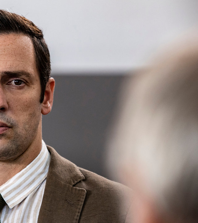 "Death in Paradise - Freier Fall": DI Parker (Ralf Little) schaut skeptisch in die Ferne.