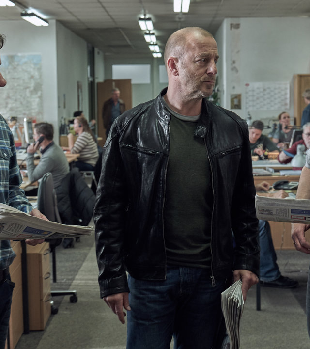 „Ein Kind wird gesucht“: Winfried Karls (Ronald Kukulies), Ingo Thiel (Heino Ferch) und Mario Eckartz (Felix Kramer) stehen mit Zeitungen in der Hand im Büro.