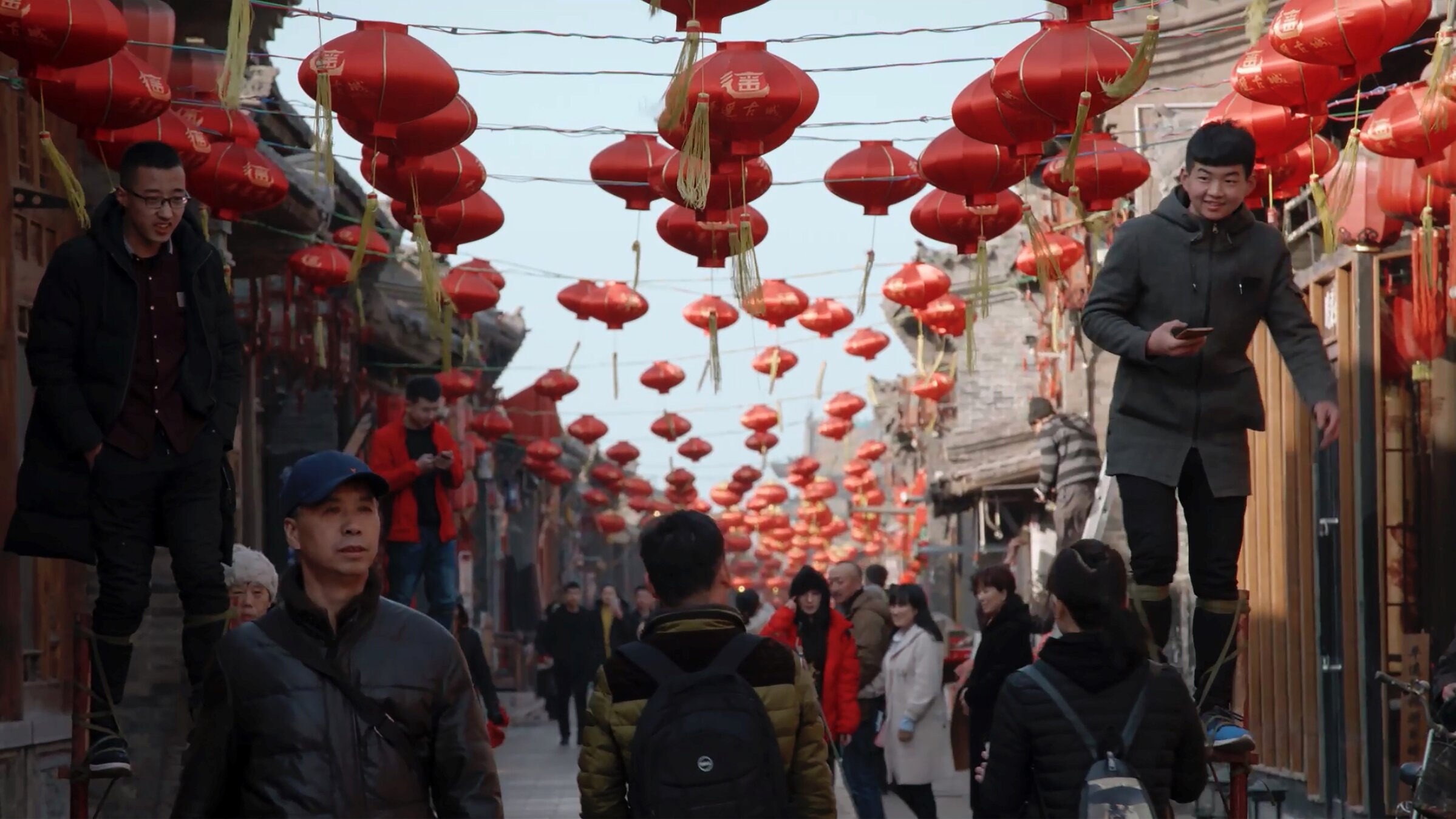 "Die Farben Chinas (2/5) - Rot - Vom Neujahrsfest und dem Feuer des Südens": Zum Neujahrsfest sind die Straßen in der Kleinstadt Pingyao rot dekoriert. Rot ist die Farbe der Freude und der Feste in China.